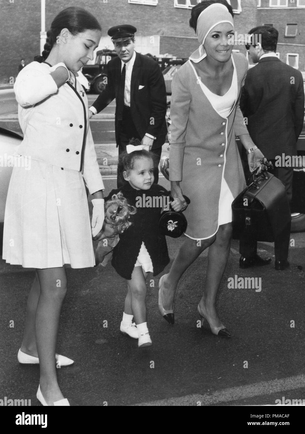 Shirley Bassey with her daughters Samanta and Sharon, 1966 © JRC /The Hollywood Archive - All Rights Reserved File Reference # 32368_098THA Stock Photo