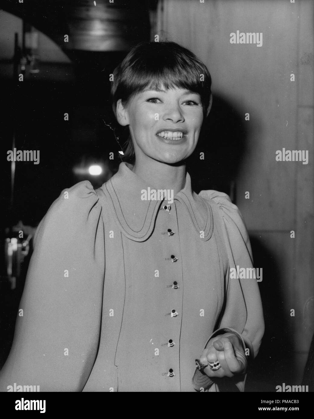 Glenda Jackson arrives at the premiere of her film, 'The Triple Echo', 1972 © JRC /The Hollywood Archive - All Rights Reserved  File Reference # 32368 111THA Stock Photo