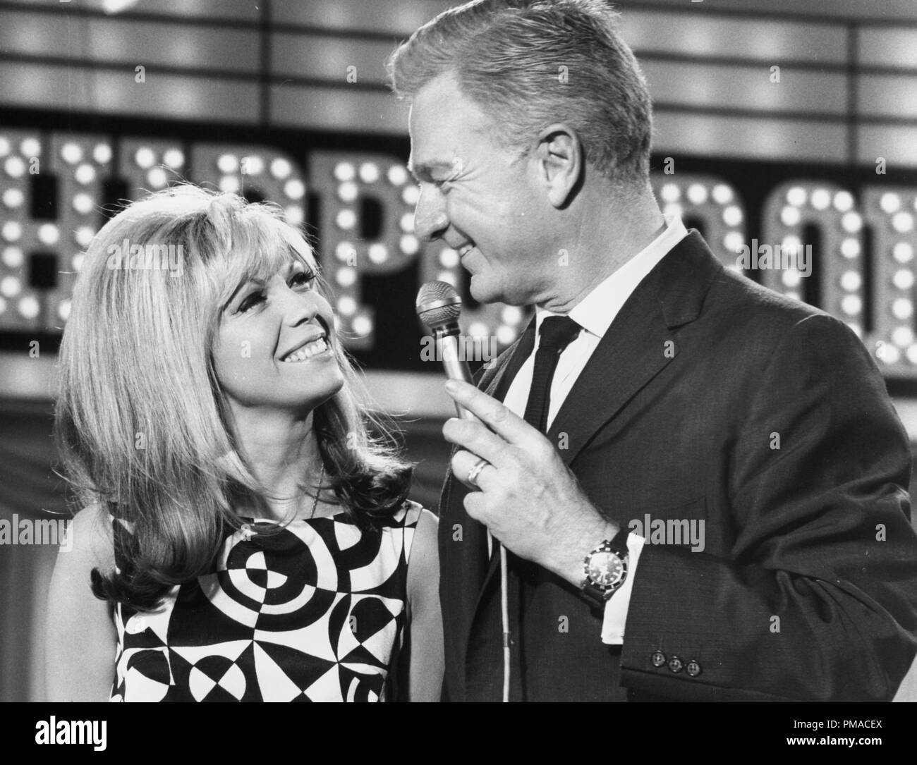 Nancy Sinatra and Eddie Albert on a Television show, 1966 © JRC /The Hollywood Archive - All Rights Reserved  File Reference # 32368 190THA Stock Photo