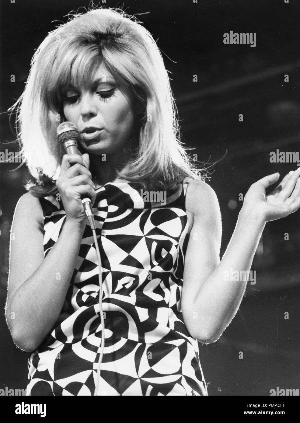 Nancy Sinatra performing on a Television show, 1966 © JRC /The Hollywood Archive - All Rights Reserved  File Reference # 32368 192THA Stock Photo