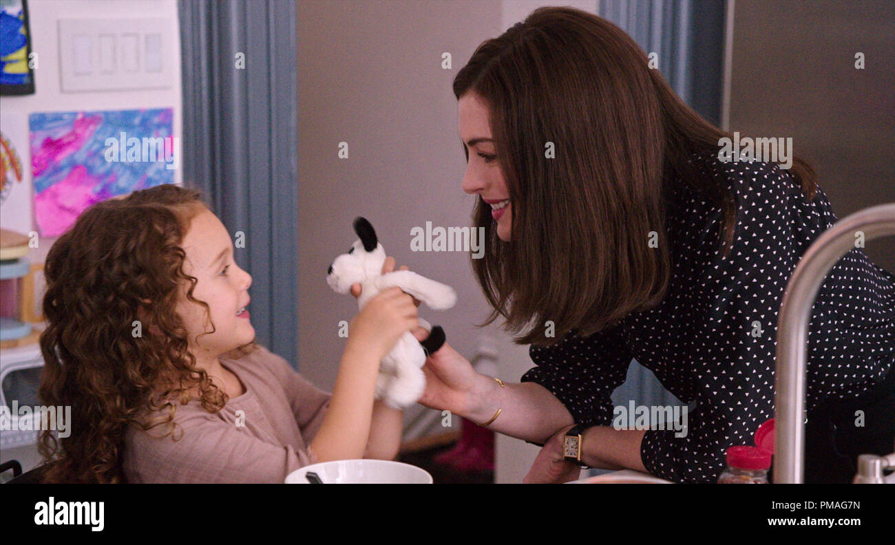 L R Jojo Kushner As Paige And Anne Hathaway As Jules Ostin In Warner Bros Pictures Comedy The Intern A Warner Bros Pictures Release Stock Photo Alamy