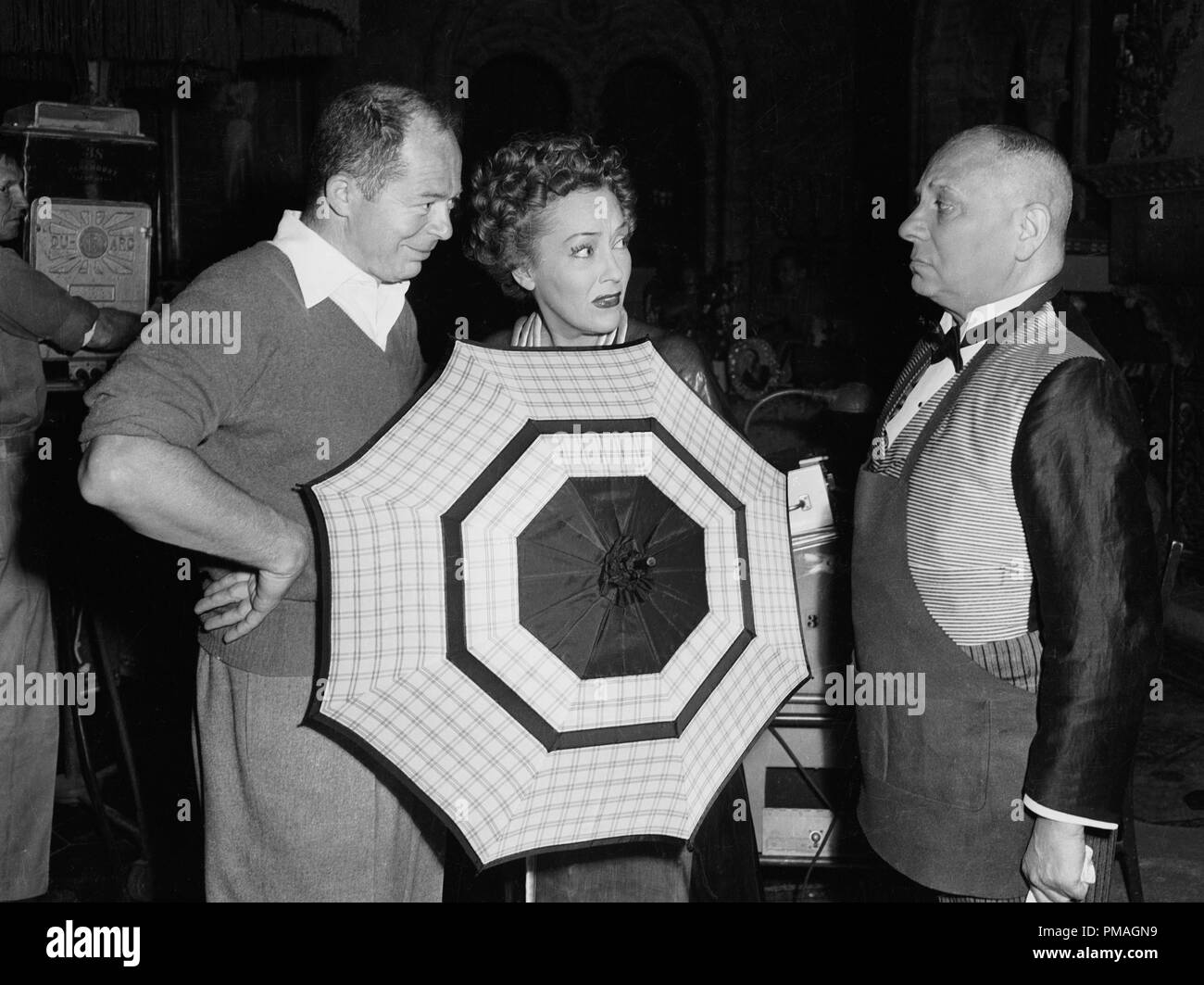 Director Billy Wilder with Gloria Swanson and Erich von Stroheim on the set of 'Sunset Boulevard' 1950 Paramount File Reference # 32733 205THA Stock Photo
