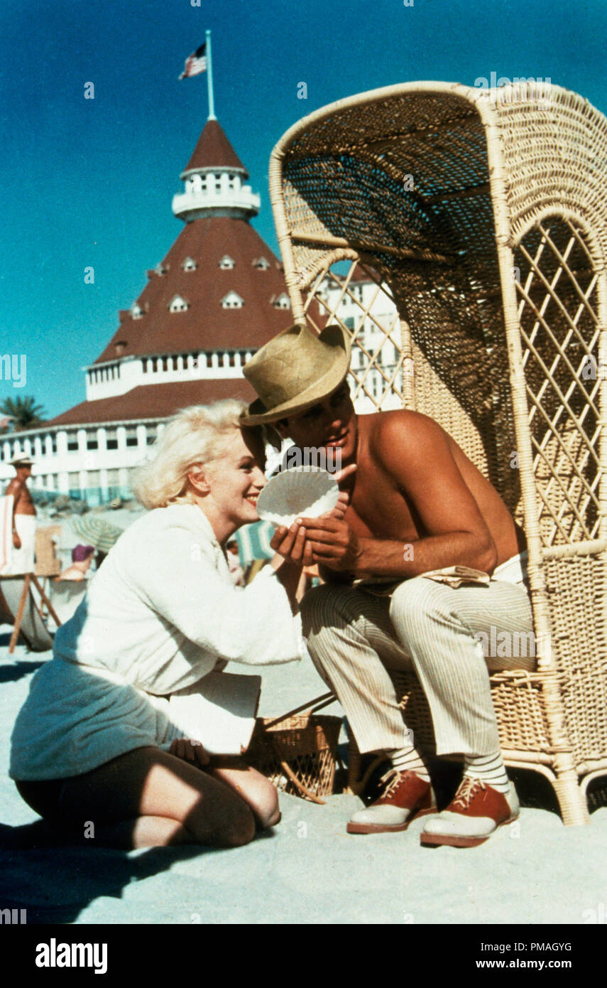 Marilyn Monroe and Tony Curtis, 'Some Like It Hot' 1959 United Artists  File Reference # 32733 339THA Stock Photo