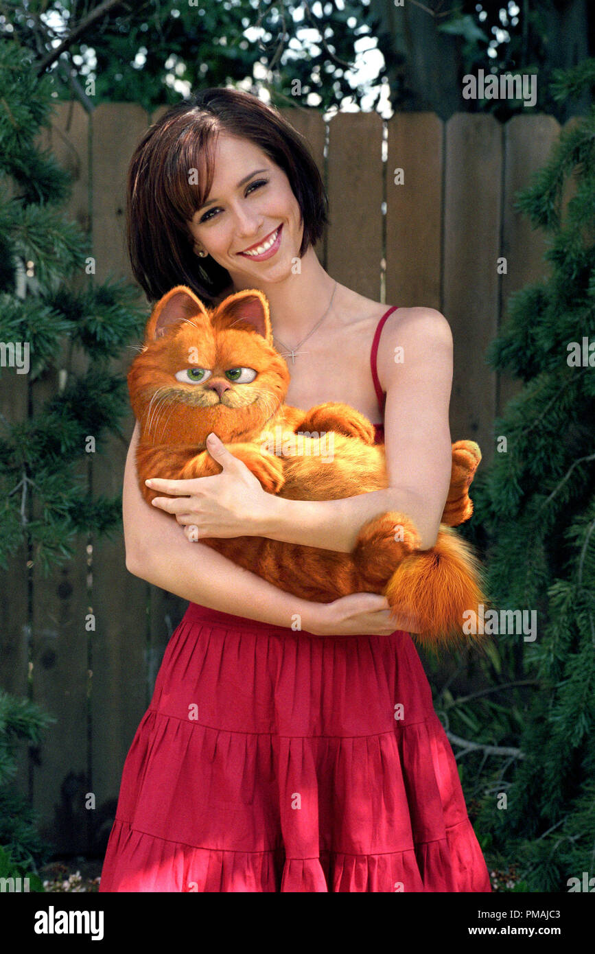 Garfield barely acknowledges the attentions of his veterinarian, Liz (Jennifer Love Hewitt). 'Garfield The Movie' (2004) Stock Photo