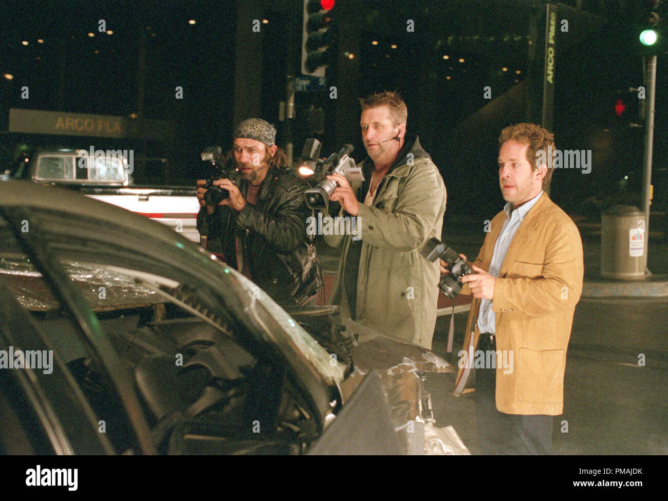 Paparazzi (left-right) Kevin Rosner (Kevin Gage), Wendell Stokes (Daniel Baldwin) and Leonard Clark (Tom Hollander) create a photo op out of a tragic accident. 'Paparazzi' (2004) Stock Photo