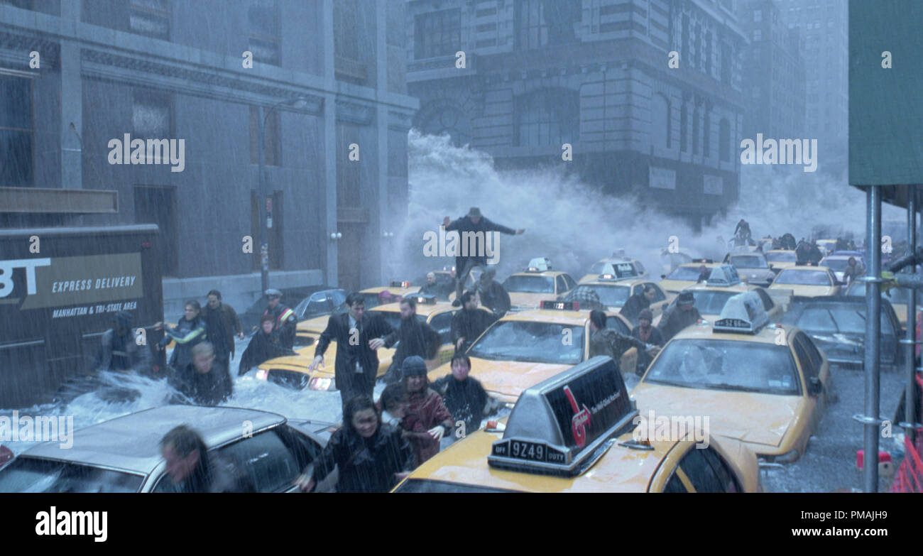 New Yorkers flee from an onrushing tidal wave 'The Day After Tomorrow' (2004) Stock Photo