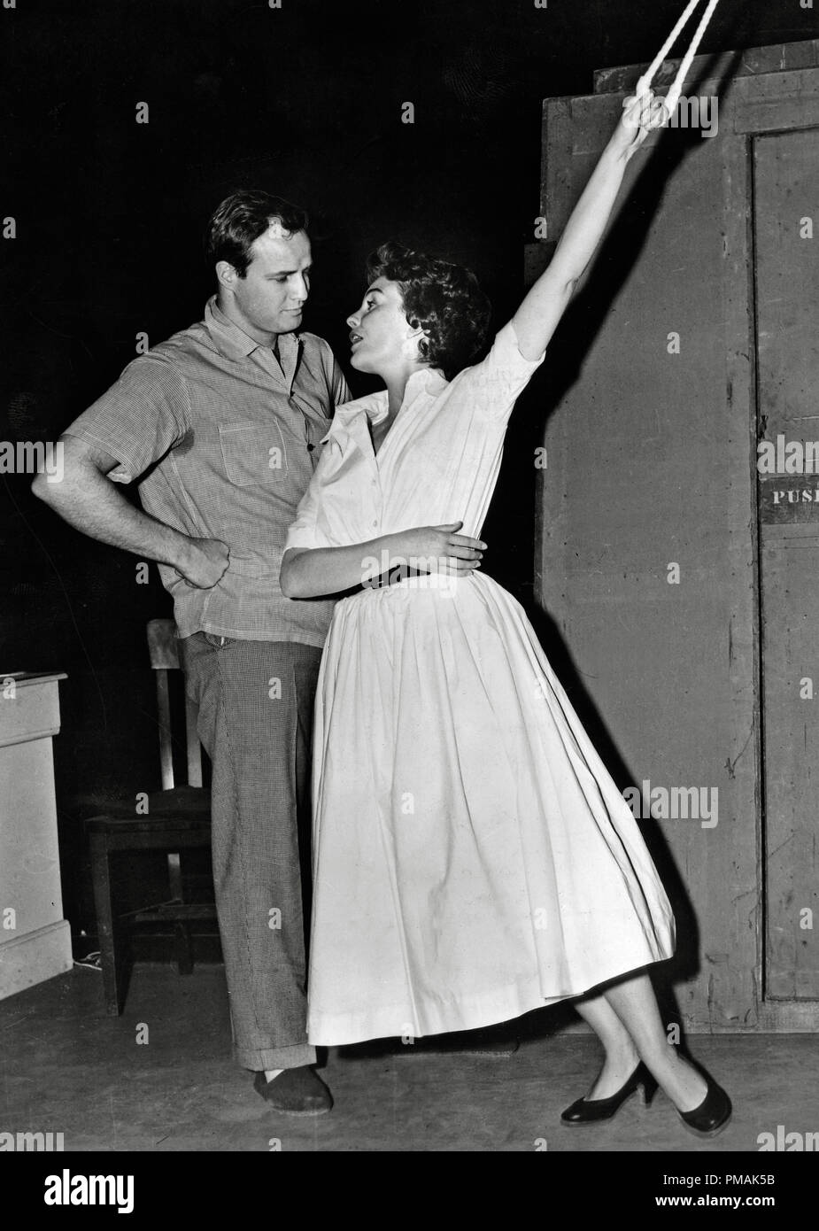 Toestemming Bijzettafeltje Behoren Marlon Brando, Jean Simmons, during the making of "Guys and Dolls" 1955 MGM  File Reference # 33300 235THA Stock Photo - Alamy