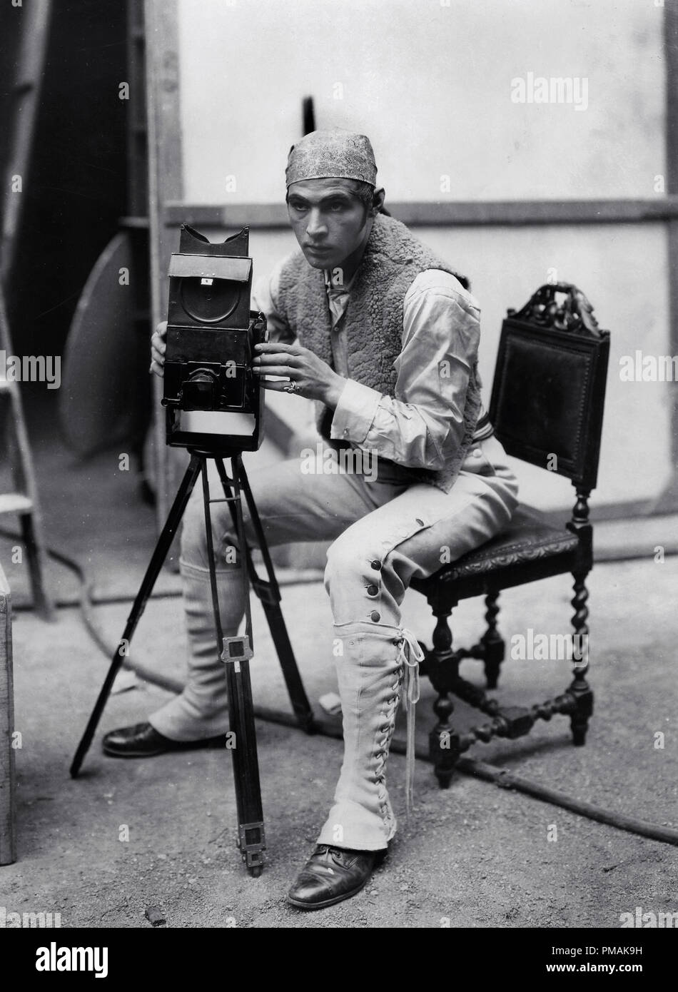Rudolph Valentino, during the making of "Blood and Sand" (1922) Paramount  File Reference # 33300 337THA Stock Photo - Alamy