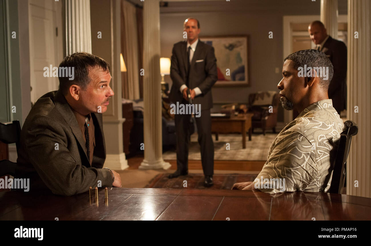 (L to R, foreground) CIA asset Earl (BILL PAXTON) and DEA agent Bobby (DENZEL WASHINGTON) go head-to-head in '2 Guns' Stock Photo