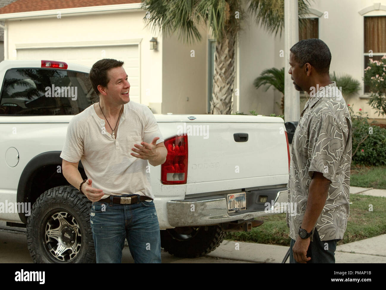 L To R Mark Wahlberg And Academy Award Winner Denzel Washington Lead An All Star Cast In 2 Guns Stock Photo Alamy