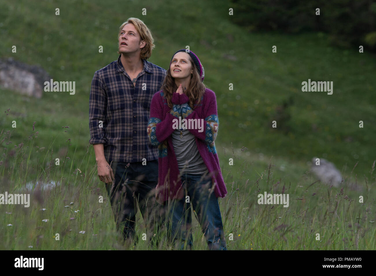 L R Luke Bracey As Utah And Teresa Palmer As Samsara In Alcon Entertainment S Action Thriller Point Break A Warner Bros Pictures Release Stock Photo Alamy