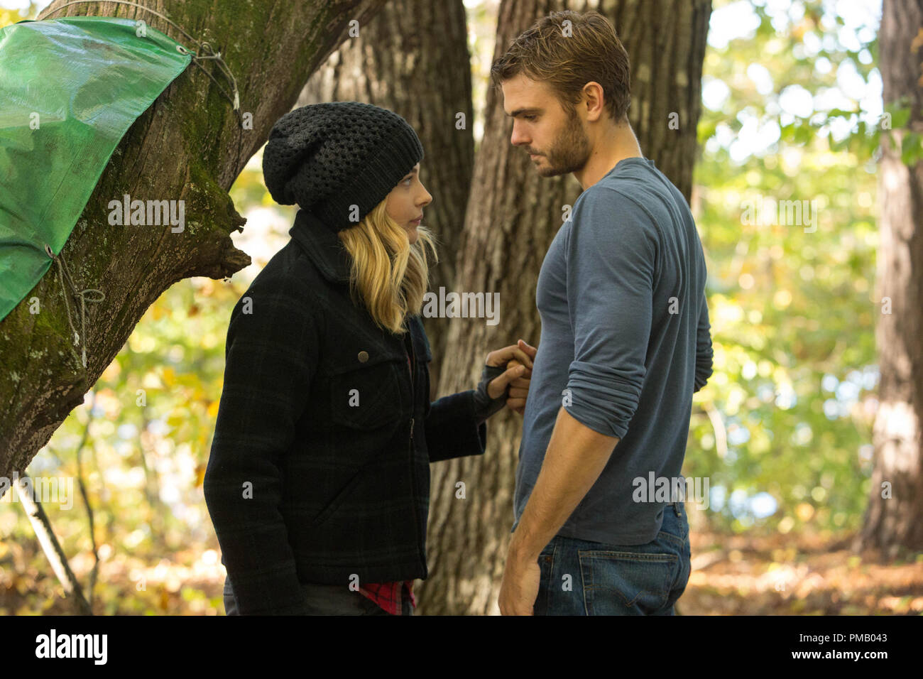 Chloë Grace Moretz and Alex Roe star in Columbia Pictures' "The 5th Wave  Stock Photo - Alamy
