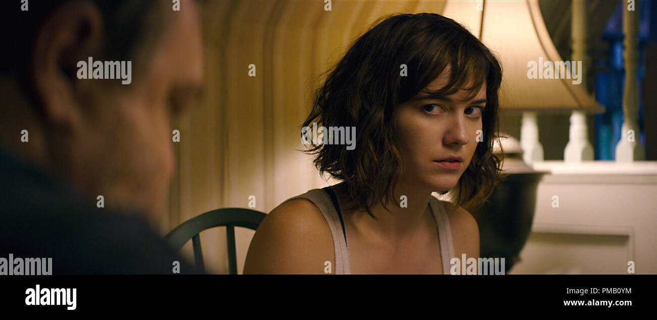 John Goodman as Howard, Mary Elizabeth Winstead as Michelle in 10