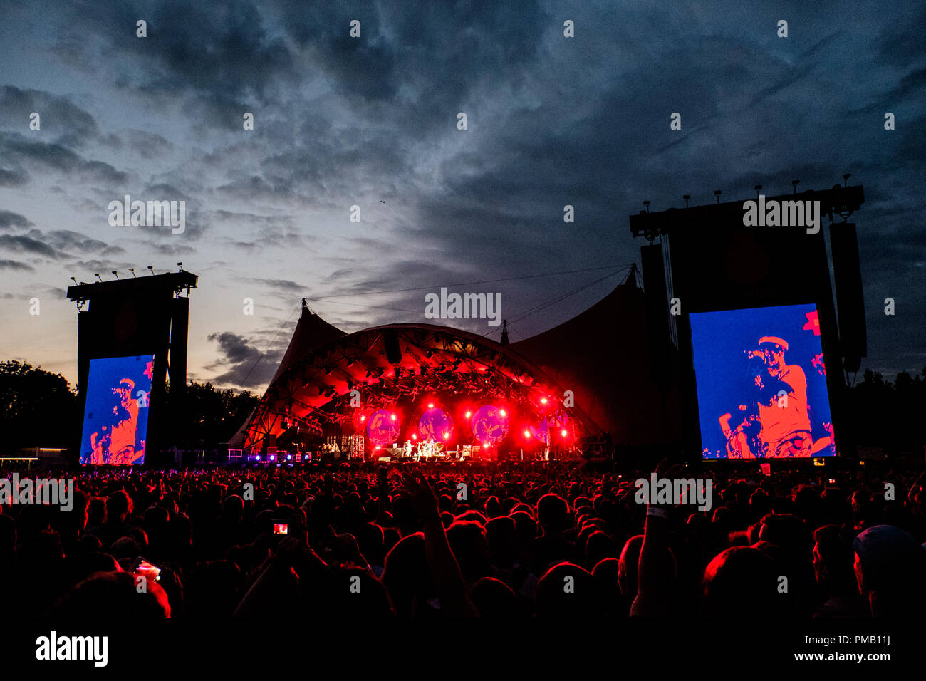 Concert red hot chili hi-res photography images - Alamy