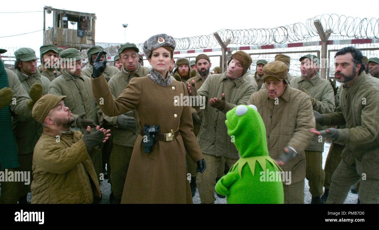 'MUPPETS MOST WANTED' (Pictured) NADYA (Tina Fey) and KERMIT. Stock Photo