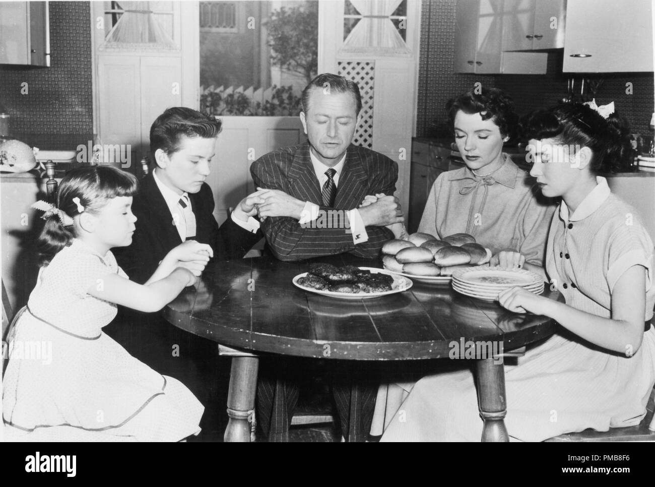 Lauren Chapin,  Billy Gray, Robert Young, Elinor Donahue, Jane Wyatt  'Father Knows Best' (1954 - 1960) CBS   File Reference # 32337 118THA Stock Photo