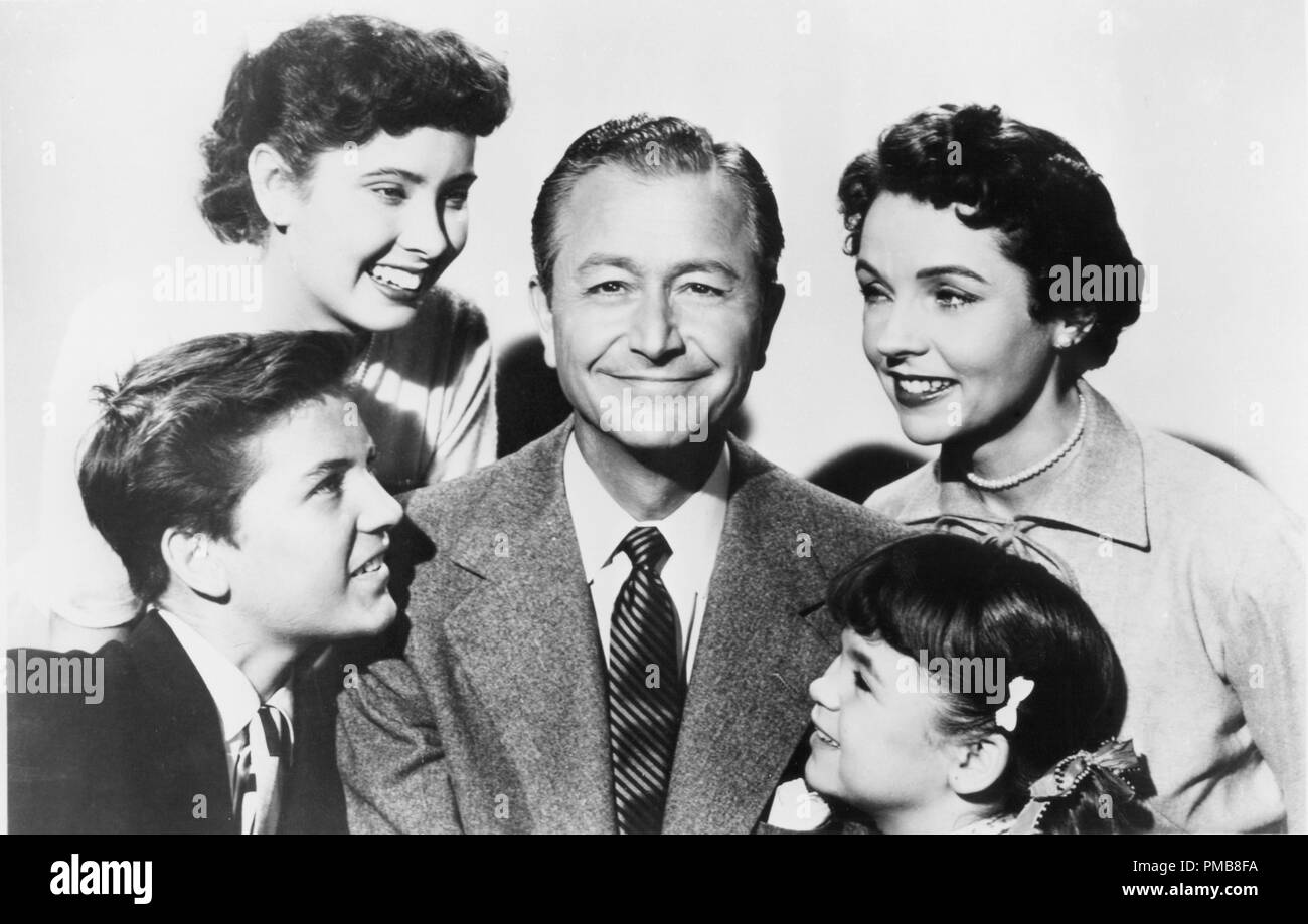 Lauren Chapin,  Billy Gray, Robert Young, Elinor Donahue, Jane Wyatt  'Father Knows Best' (1954 - 1960) CBS   File Reference # 32337 121THA Stock Photo