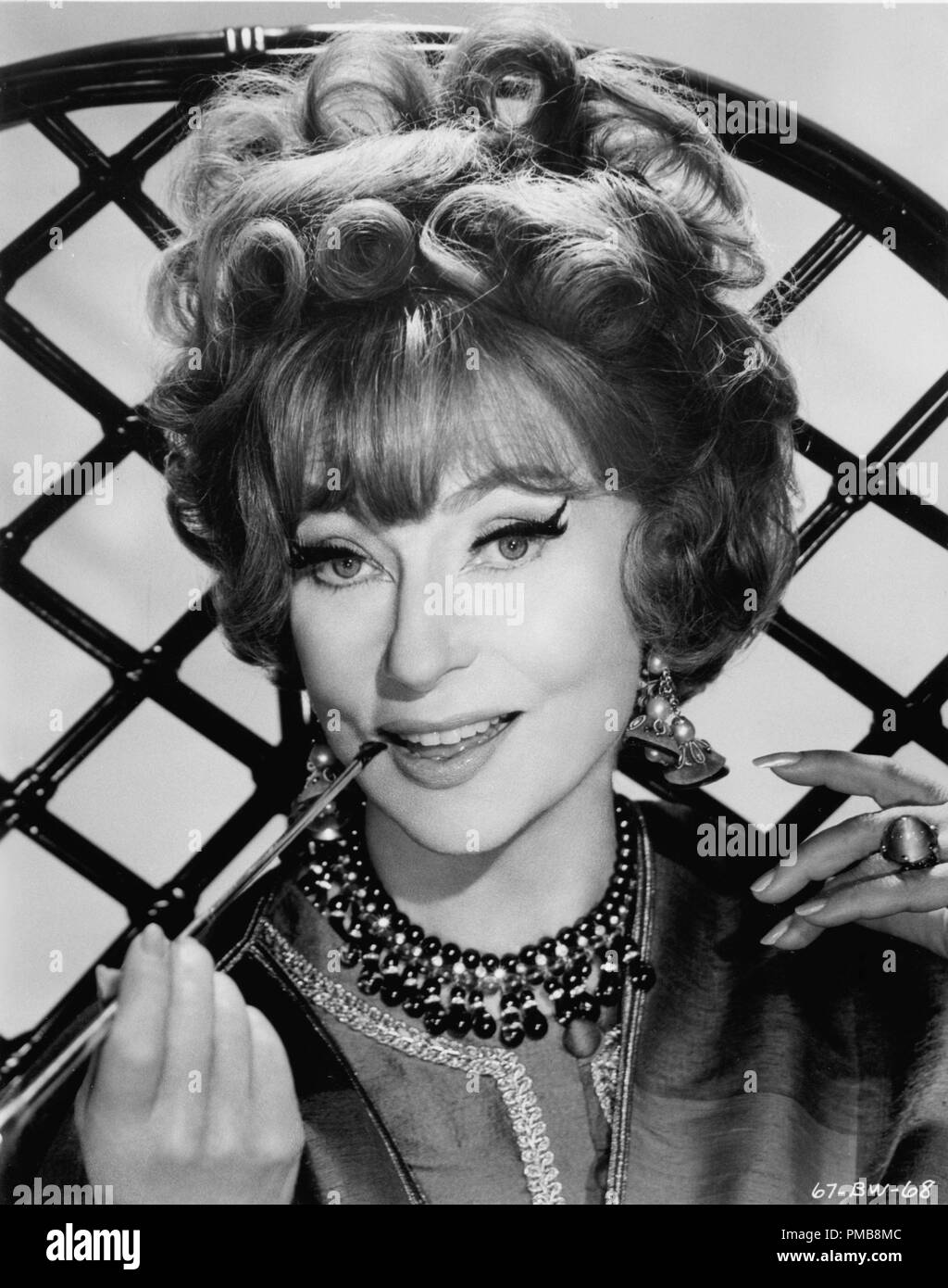 Agnes moorehead, bewitched Black and White Stock Photos & Images - Alamy