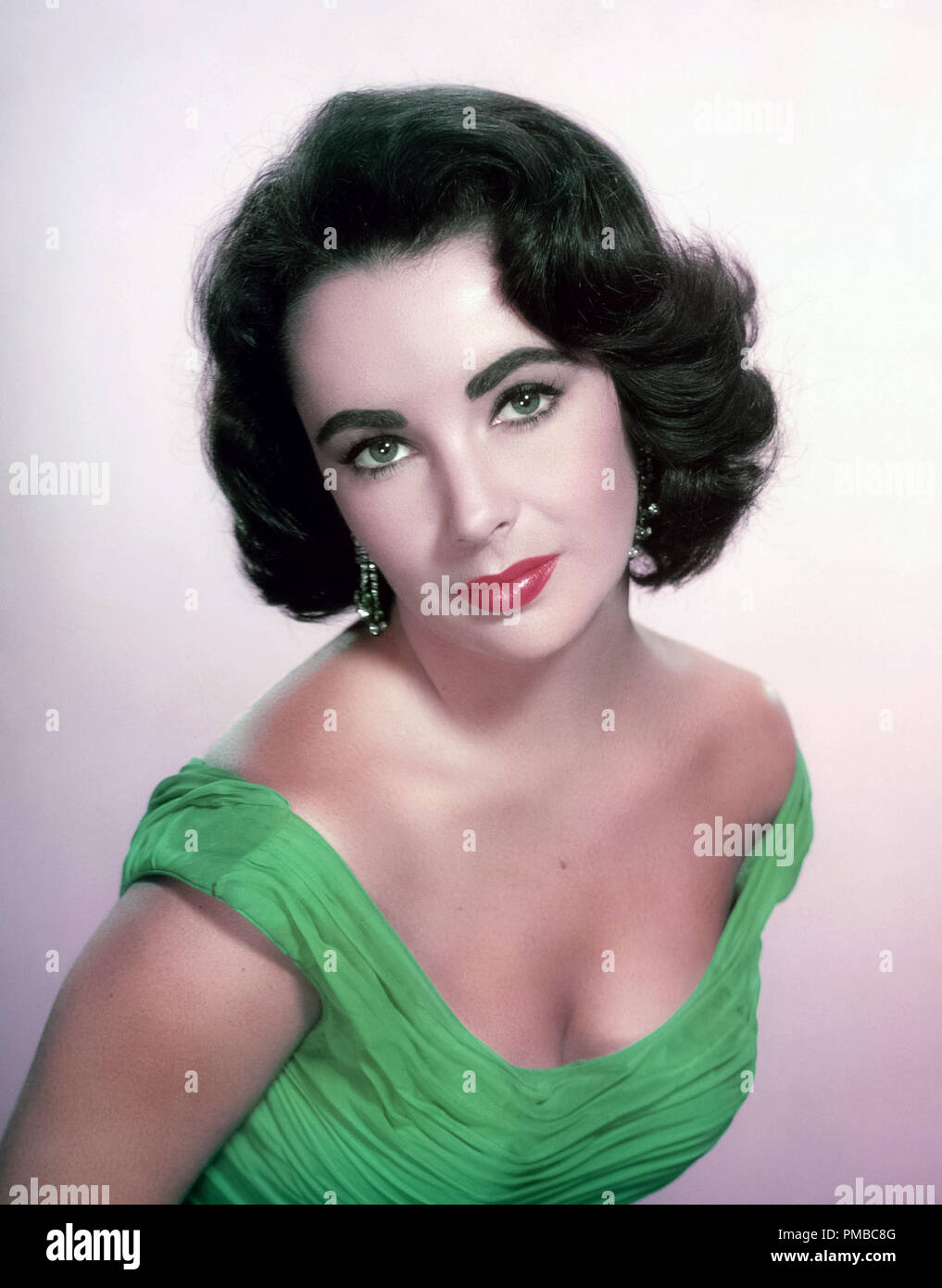 Elizabeth taylor portrait 1954 hi-res stock photography and images - Alamy