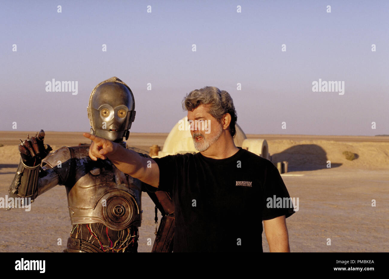 C-3PO, George Lucas on the set of 'Star Wars Episode II: Attack of the Clones' (2002) Stock Photo