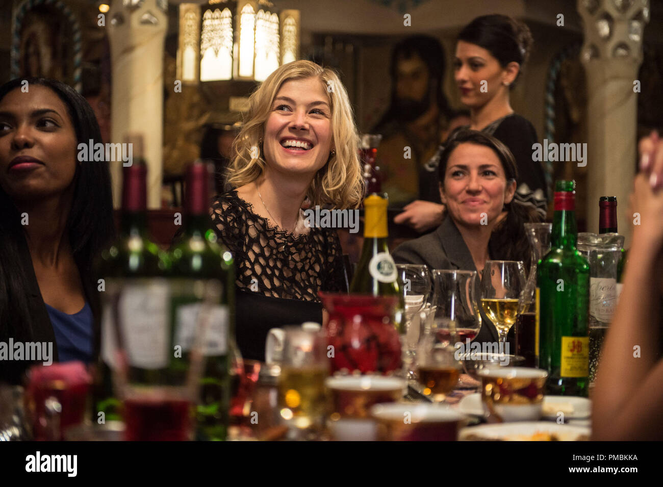 ROSAMUND PIKE stars in Relativity Media's HECTOR AND THE SEARCH FOR HAPPINESS. ..Photo Credit: Ed Araquel (c) 2014 Egoli Tossell Film/ Co-Produktionsgesellschaft ''''Hector 1'''' GmbH & Co. KG/ Happiness Productions Inc./ Wild Bunch Germany/ Construction Film' Stock Photo