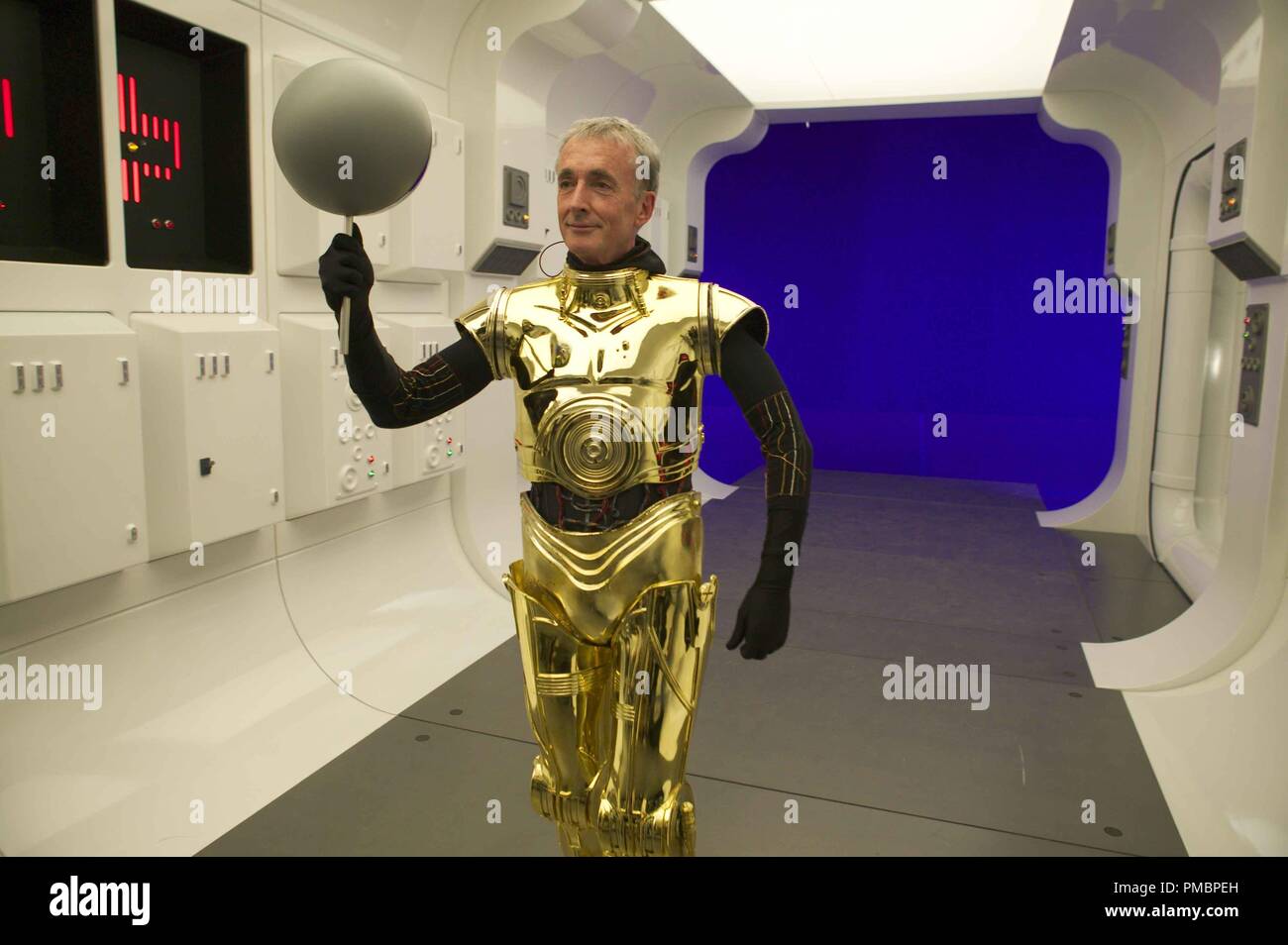 Anthony Daniels in costume as C-3PO in 'Star Wars Episode III: Revenge of the Sith' (2005)  File Reference # 32603 467THA Stock Photo