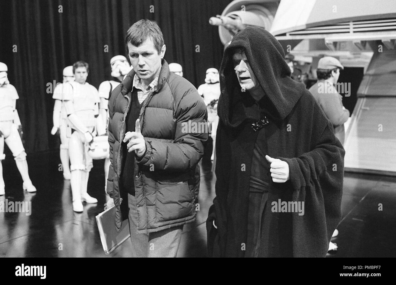Director Richard Marquand discusses the Emporer's entrance with actor Ian McDiarmid in 'Star Wars: Episode VI: Return of the Jedi' (1983)  File Reference # 32603 483THA Stock Photo
