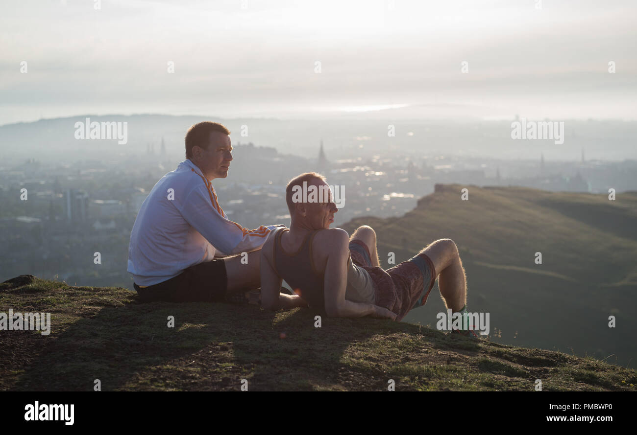 Mark Renton (Ewan McGregor) and Spud (Ewen Bremner) after their run on top of Arthur's Peak at sunset in TrisStar Pictures' T2 TRAINSPOTTING (2017) Stock Photo