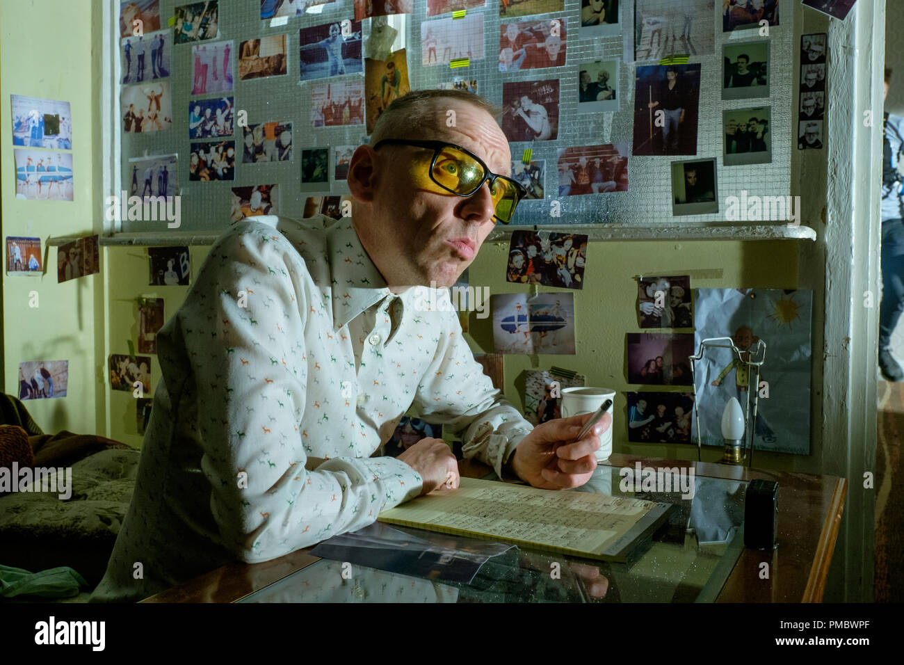 Spud (Ewen Bremner) writing and looking upwards for inspiration in TrisStar Pictures' T2: TRAINSPOTTING (2017) Stock Photo