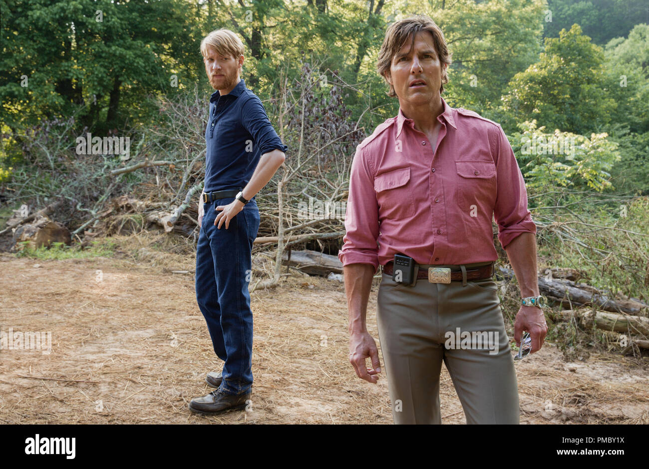 (L to R) Monty Schafer (DOMHNALL GLEESON) and Barry Seal (TOM CRUISE) in Universal Pictures' 'American Made.' (2017) Stock Photo