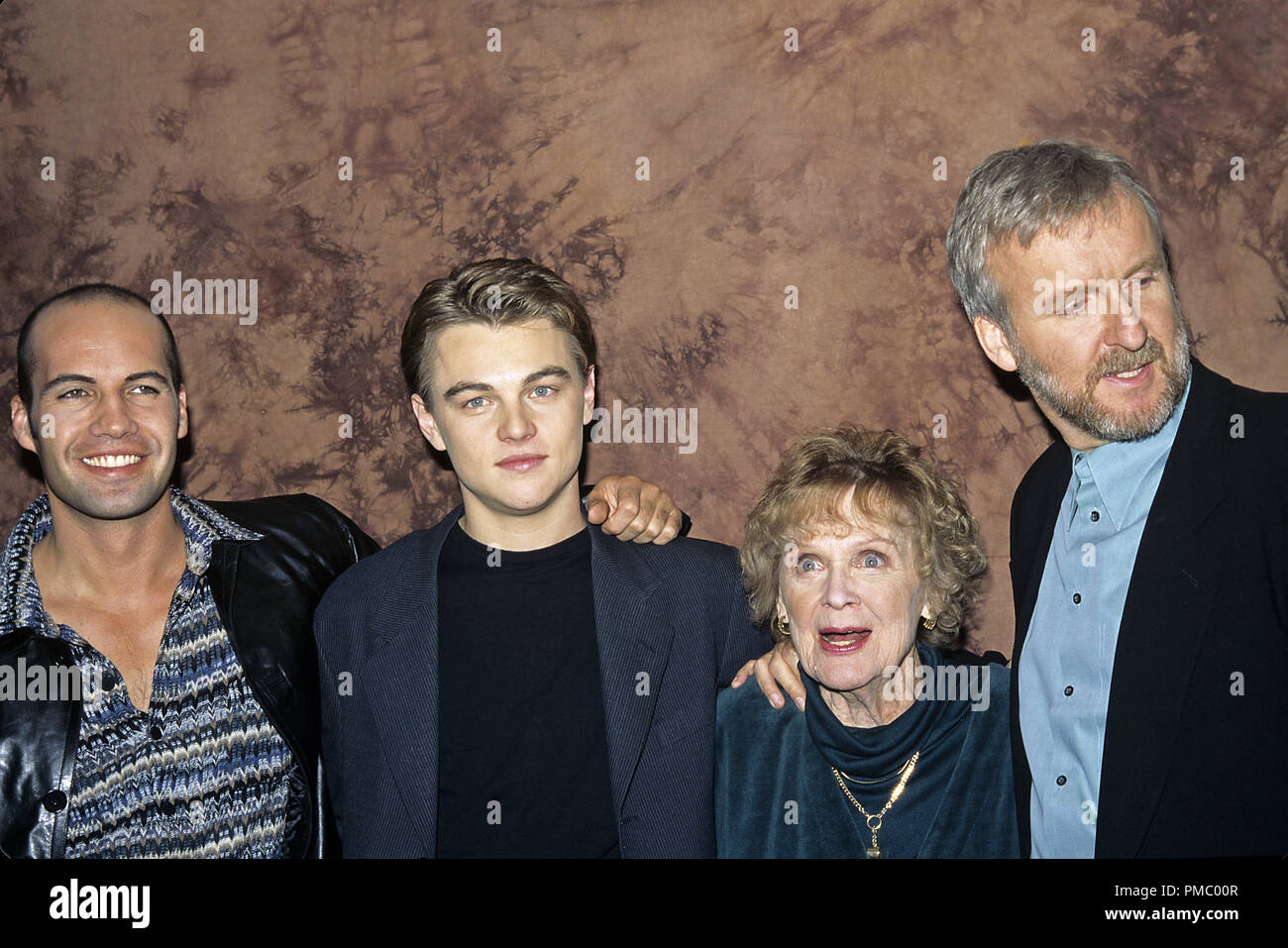 Press conference Portrait of Leonardo DiCaprio with his "Titanic" director James Cameron and co-stars Billy Zane and  Gloria Stuart 1997 © JRC Photo Library/The Hollywood Archive (All Rights Reserved)  File Reference # 33480_315THA Stock Photo
