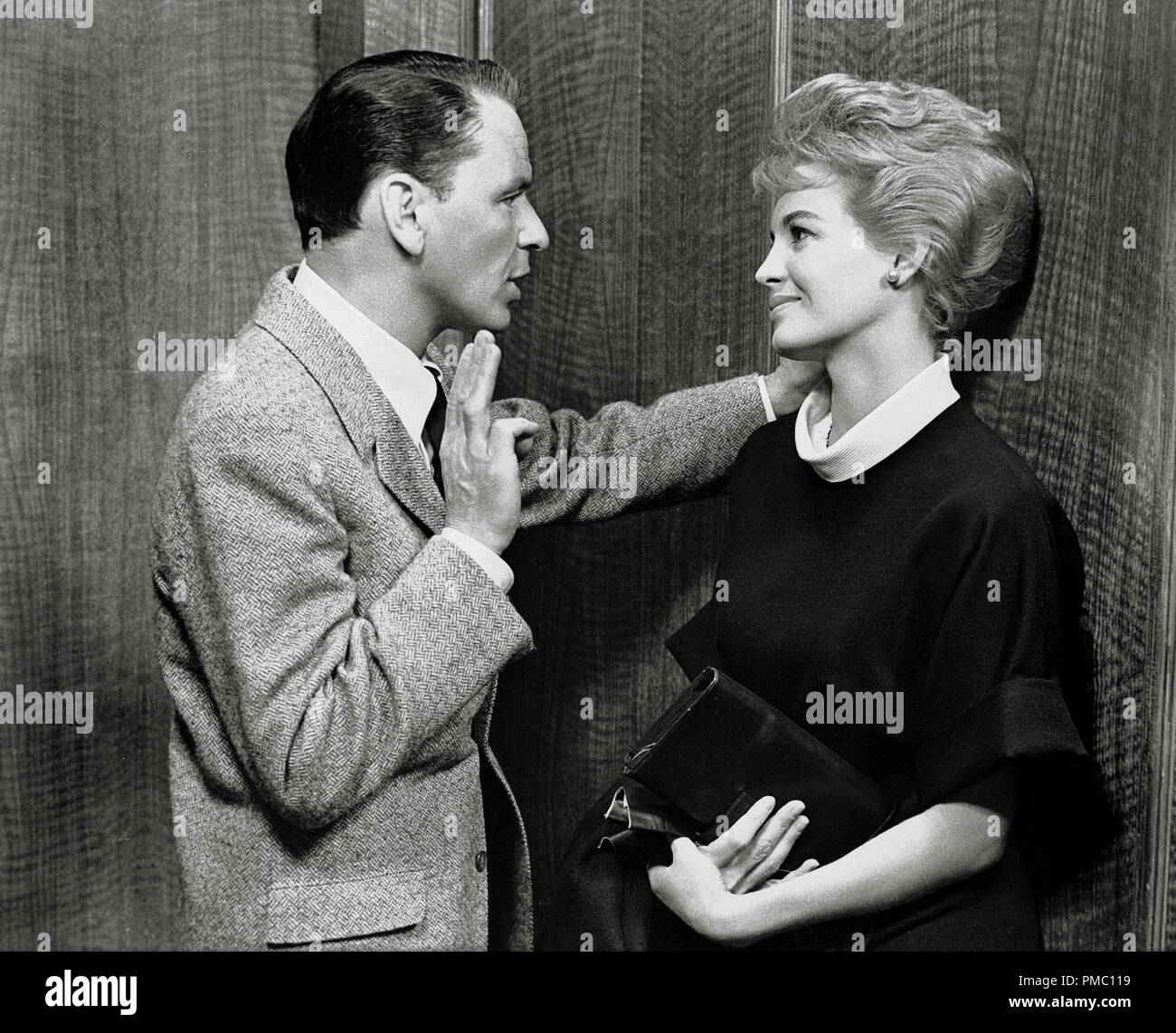Frank Sinatra,  Angie Dickinson, 'Ocean's Eleven' (1960) Warner Bros.  File Reference # 33595 043THA Stock Photo