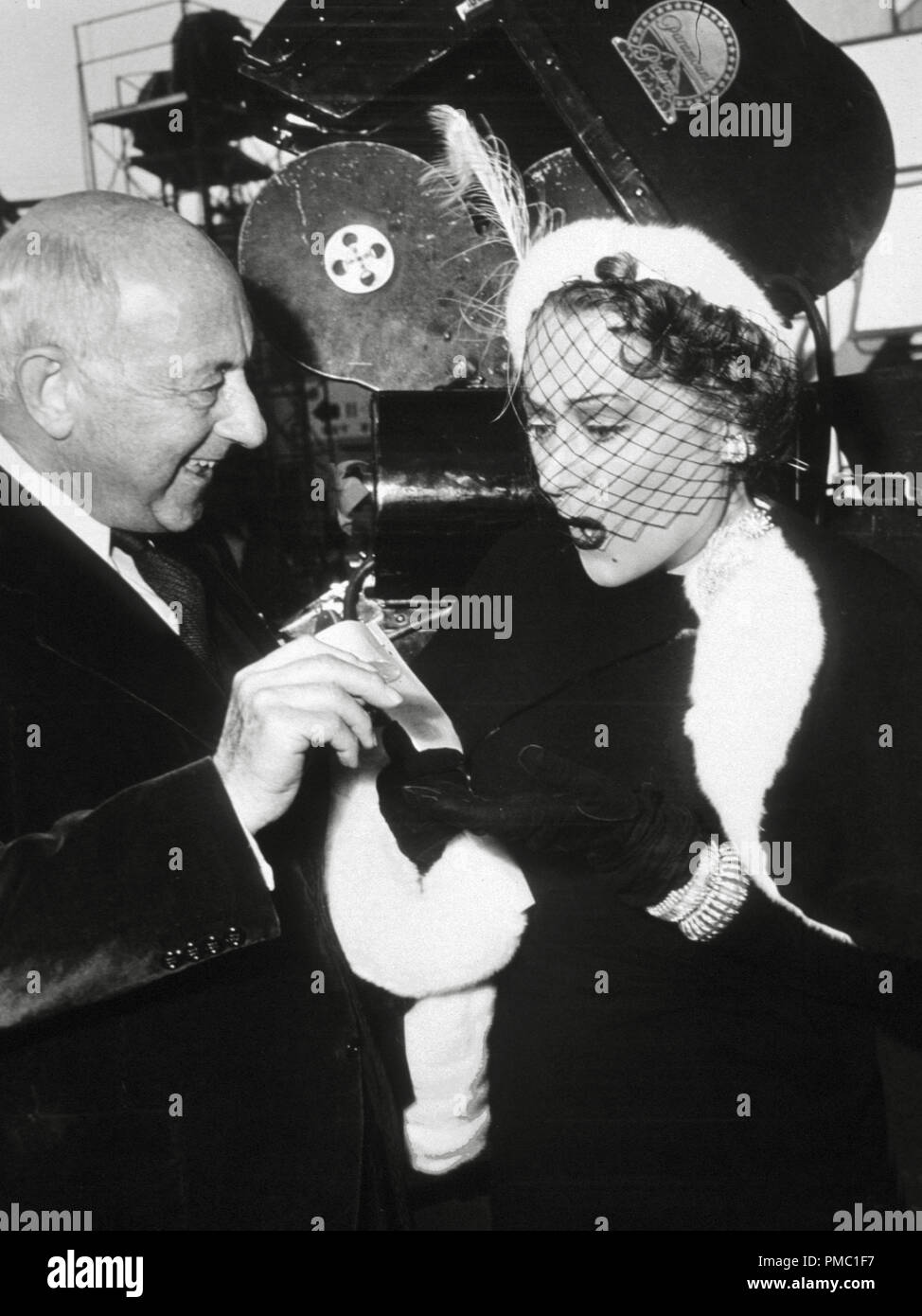 Cecil B.DeMille, Gloria Swanson  behind the scenes 'Sunset Boulevard' (1950) Paramount   File Reference # 33595 439THA Stock Photo