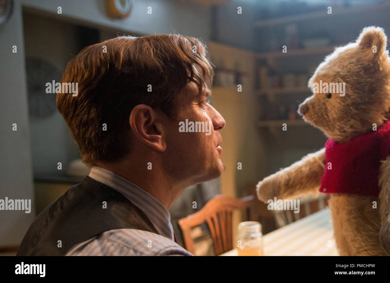 Christopher Robin (Ewan McGregor) and his longtime friend Winnie the Pooh  in Disney's CHRISTOPHER ROBIN Stock Photo - Alamy
