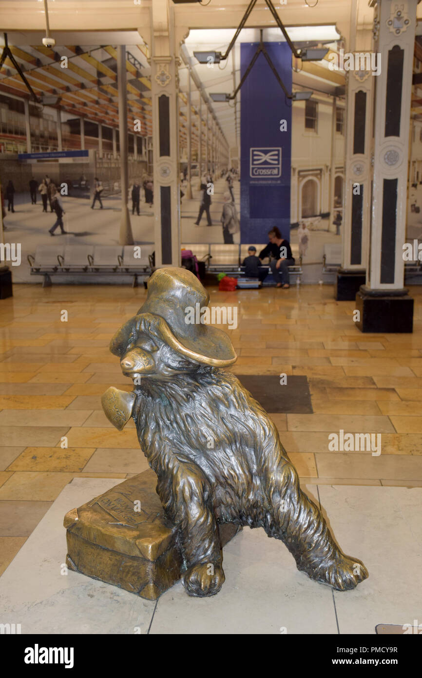 Paddington Bear statue, Paddington Station, London Stock Photo Alamy