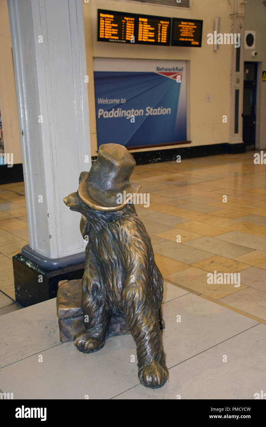 Paddington Bear statue, Paddington Station, London Stock Photo Alamy