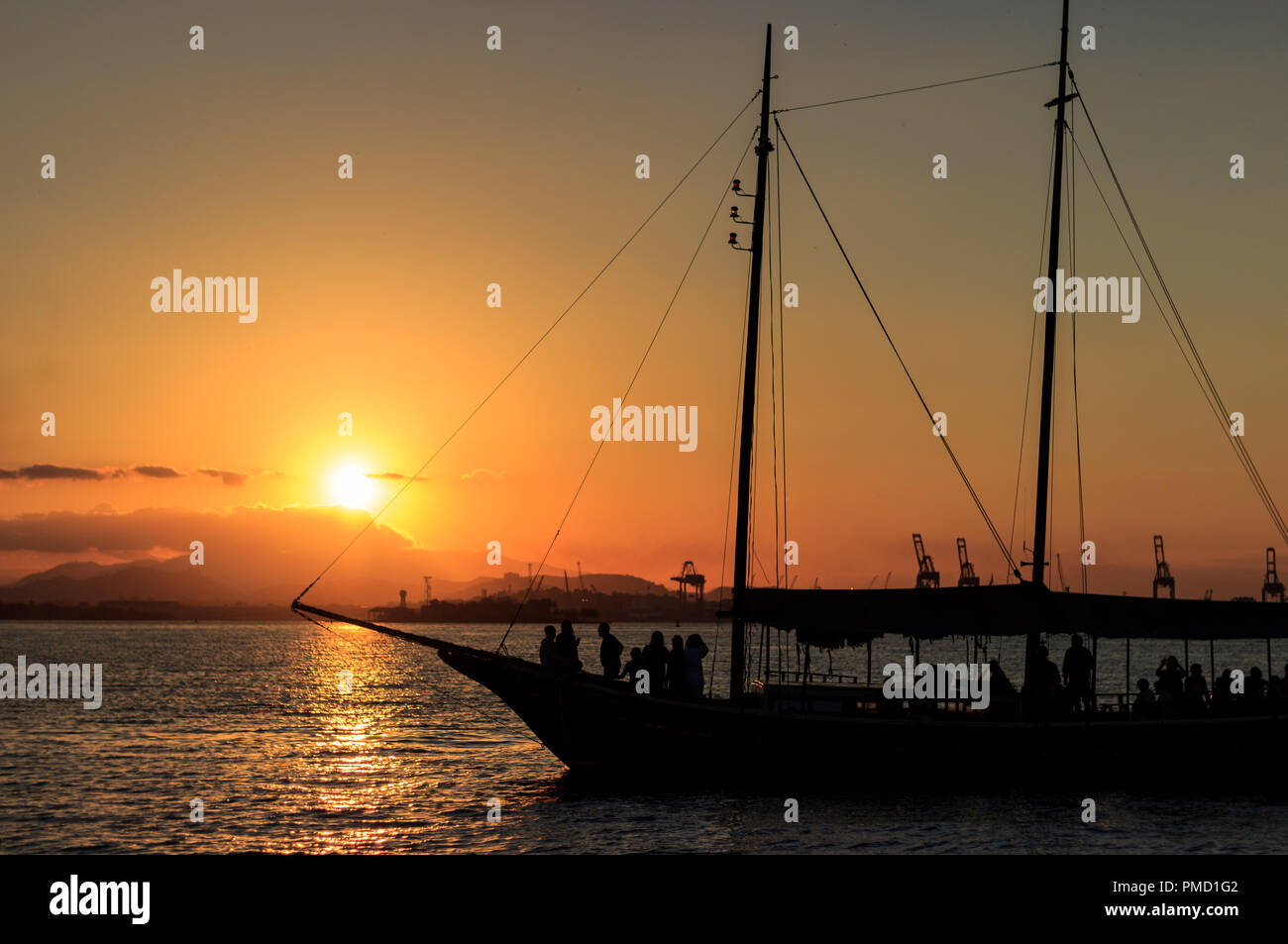Sailing sunset silhouette boat hi-res stock photography and images - Alamy