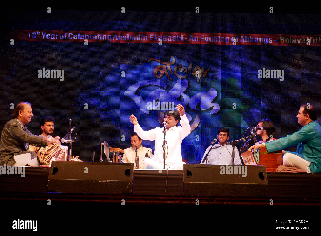 Jayateerth Mevundi singing Indian Classical vocal abhang/ bhajans during Bolava Vithala program, Mumbai 2018 Stock Photo