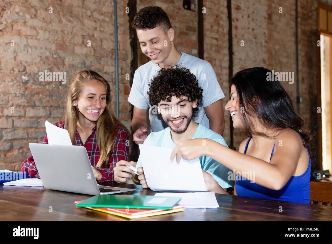 English discussion group hi-res stock photography and images - Alamy