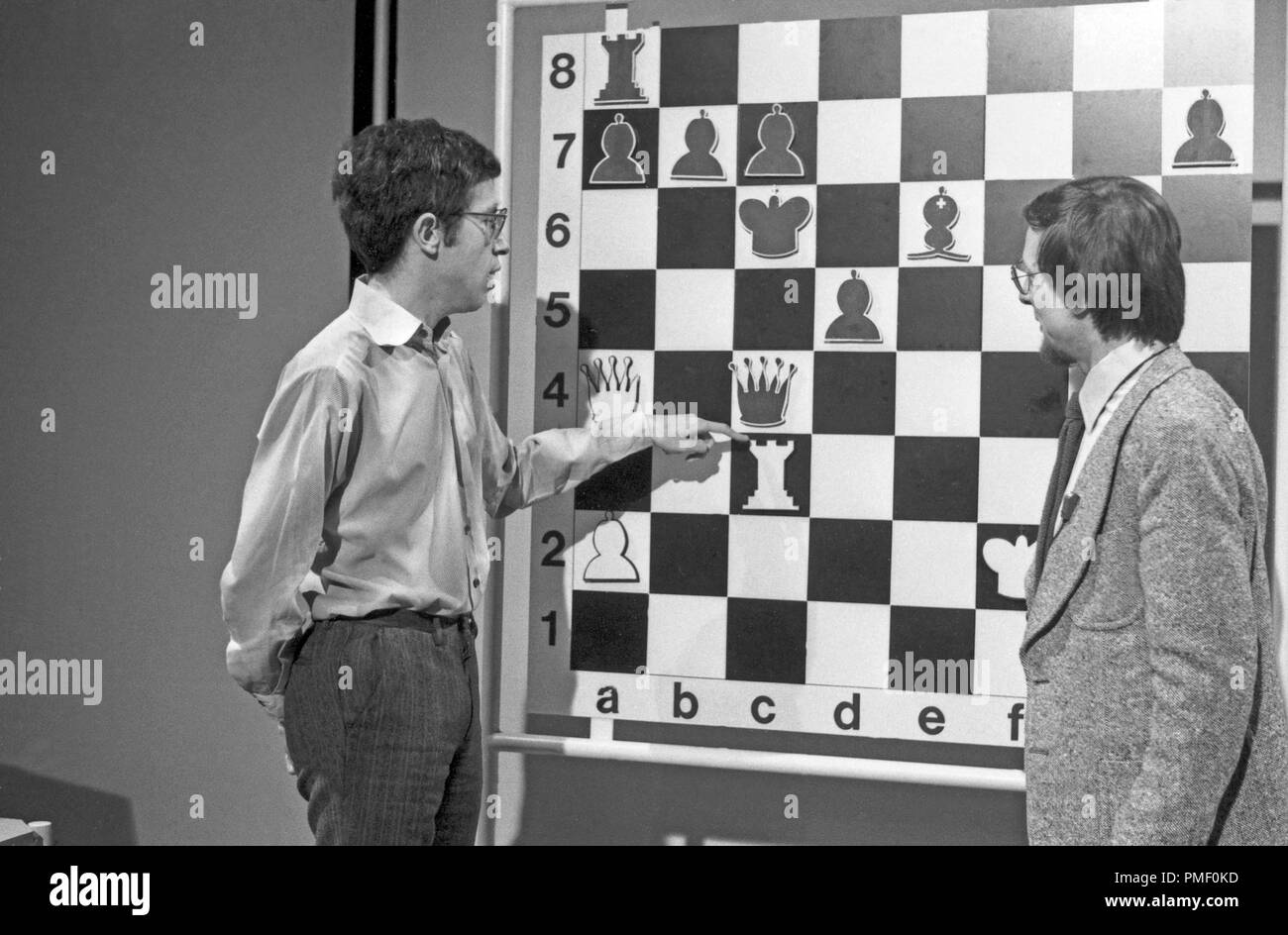 Schach dem Elektronengehirn, Informative Unterhaltungssendung, Deutschland  1979, Moderator Volker Arzt mit dem britischen Schachgroßmeister Daniel  Levy im Studio Stock Photo - Alamy