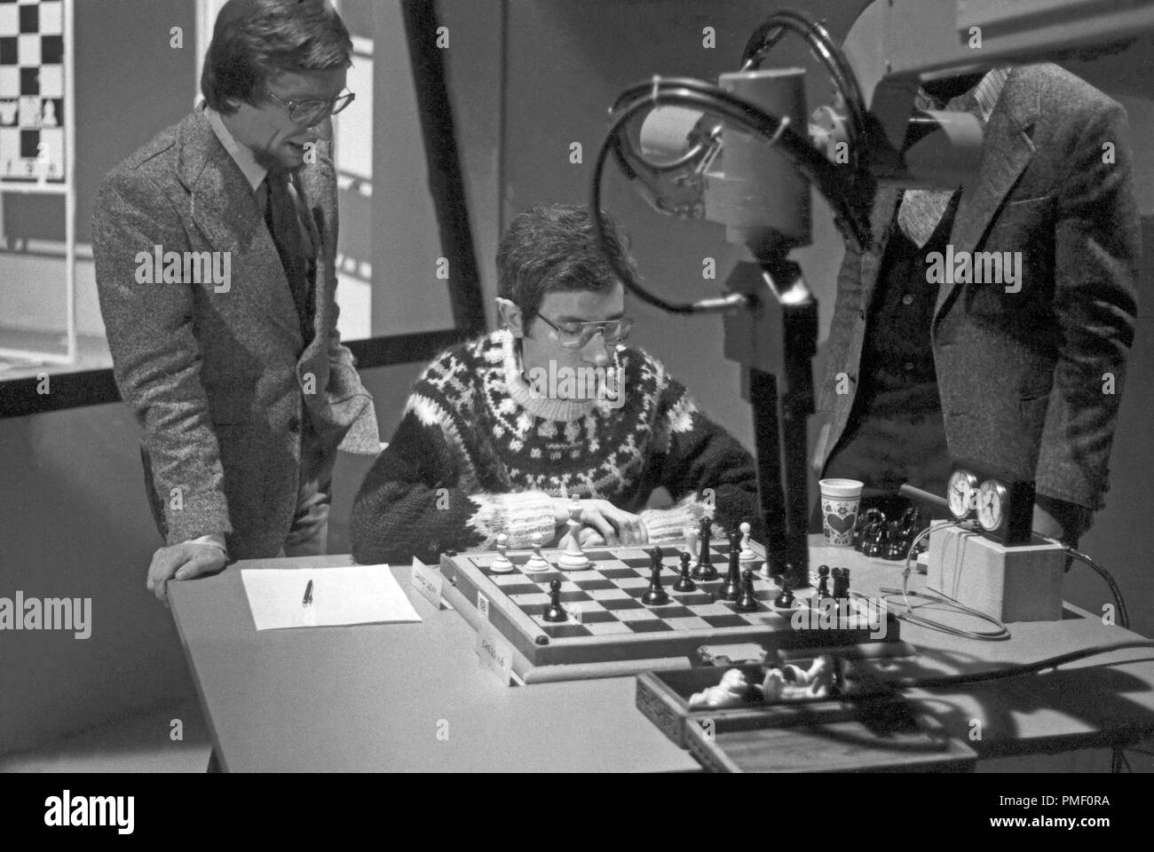 Schach dem Elektronengehirn, Informative Unterhaltungssendung, Deutschland  1979, Moderator Volker Arzt mit dem britischen Schachgroßmeister Daniel  Levy im Studio Stock Photo - Alamy