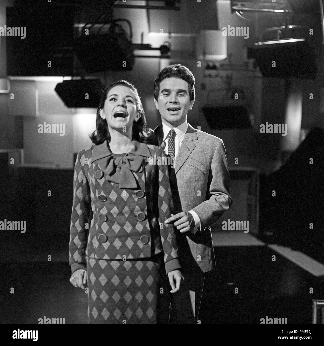 Singing performing performance man mann hires stock photography and images Alamy Singing performing performance man mann hires stock photography and images Alamy