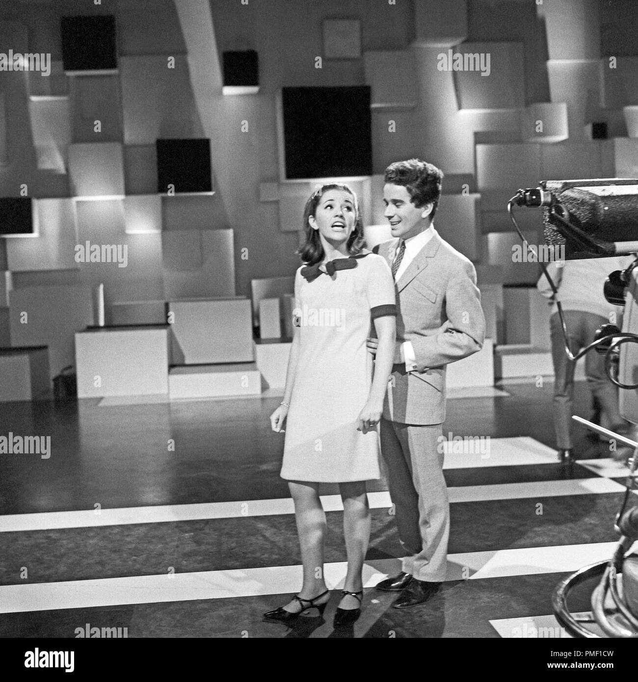 Geschwister Renate und Werner Leismann, deutsches Gesangsduo bei einem Fernsehauftritt in Geschwister Renate und Werner Leismann, deutsches Gesangsduo bei einem Fernsehauftritt in