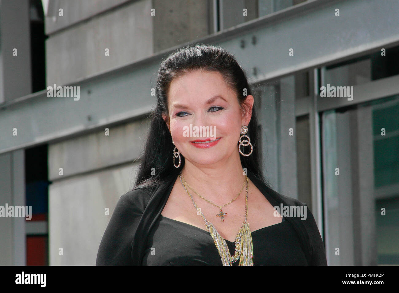 Crystal gayle hi-res stock photography and images - Alamy