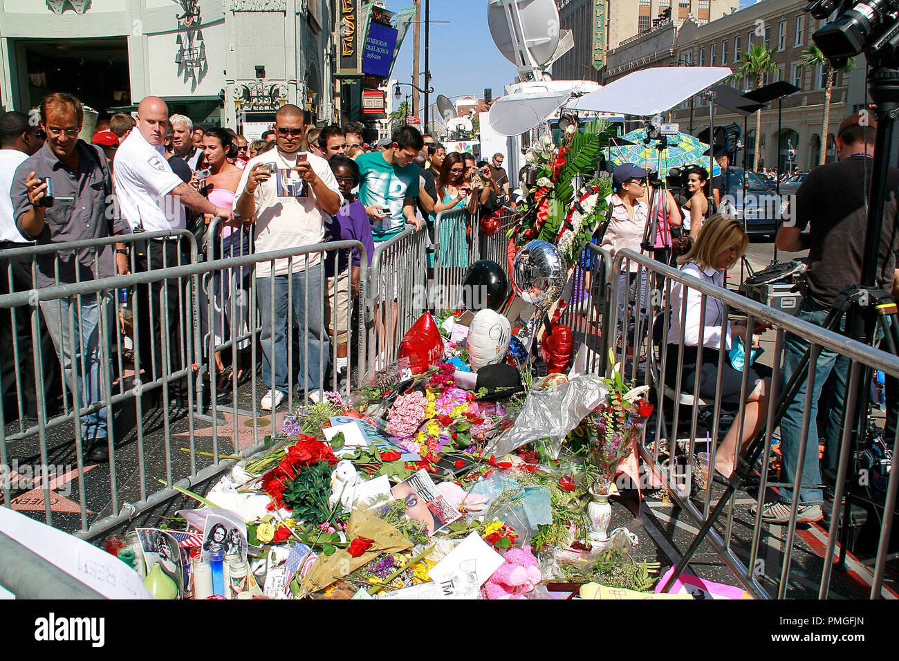 Media and fans converge on the Hollywood walk of fame to pay their respects to Michael Jackson at the make-shift shrine created on top of his Star in front of Grauman's Chinese Theatre in Hollywood, CA, June 27, 2009.  © Joseph Martinez / Picturelux - All Rights Reserved  File Reference # 30035 019PLX   For Editorial Use Only -  All Rights Reserved Stock Photo