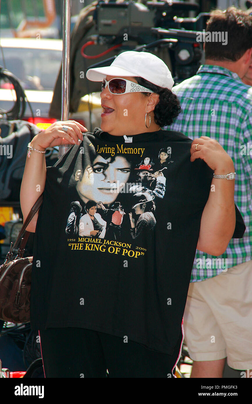 Media and fans converge on the Hollywood walk of fame to pay their respects to Michael Jackson at the make-shift shrine created on top of his Star in front of Grauman's Chinese Theatre in Hollywood, CA, June 27, 2009.  © Joseph Martinez / Picturelux - All Rights Reserved  File Reference # 30035 023PLX   For Editorial Use Only -  All Rights Reserved Stock Photo