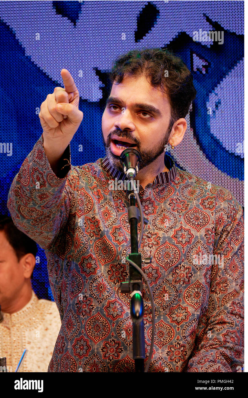 Rahul Deshpande singing Indian Classical vocal abhang/ bhajans during Bolava Vithala program, Mumbai 2018 Stock Photo