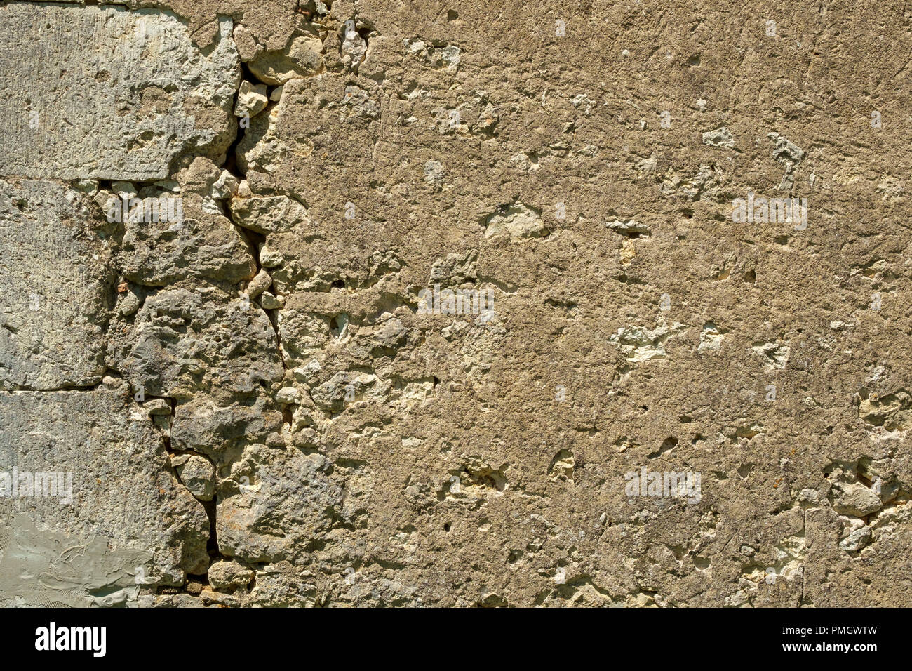 Crack in an exterior wall hi-res stock photography and images - Alamy