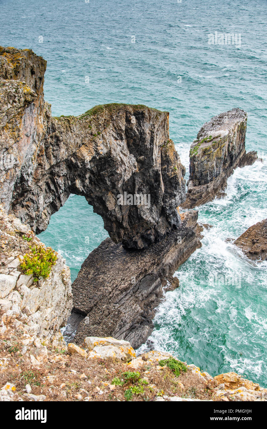 Green bridge stack rocks hi-res stock photography and images - Alamy