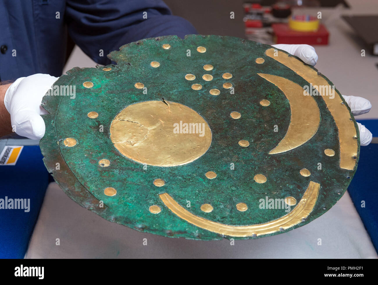 18 September 2018, Berlin: Matthias Wemhoff, Director of the Berlin Museum of Prehistory and Early History of the National Museums, has taken the Nebra Sky Disc from a special transport box in the Martin-Gropius-Bau. The Bronze Age disc will be on display from 21.09.2018 together with about 1000 archaeological finds in the exhibition 'Moving Times. Archaeology in Germany'. Photo: Soeren Stache/dpa Stock Photo